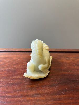 Een Chinese celadon jade sculptuur van een mythisch paard, 18e eeuw — foto 2