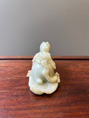 Een Chinese celadon jade sculptuur van een mythisch paard, 18e eeuw — foto 4
