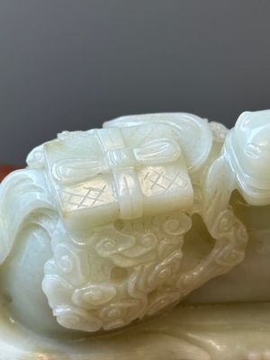 Een Chinese celadon jade sculptuur van een mythisch paard, 18e eeuw — foto 8
