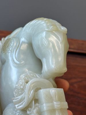 Een Chinese celadon jade sculptuur van een mythisch paard, 18e eeuw — foto 9