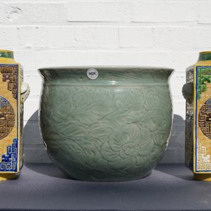 Een Chinese celadon jardinière en een paar cong vazen met reliëfdecor, 19/20e eeuw — foto 14