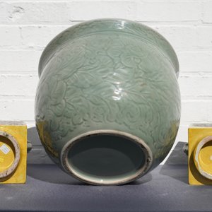 Een Chinese celadon jardinière en een paar cong vazen met reliëfdecor, 19/20e eeuw — foto 19
