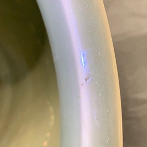 Een Chinese celadon jardinière en een paar cong vazen met reliëfdecor, 19/20e eeuw — foto 20