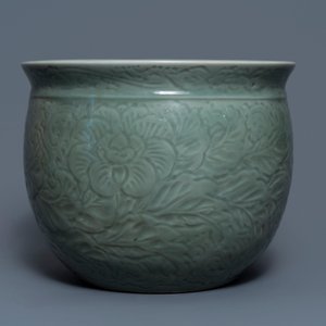 Een Chinese celadon jardinière en een paar cong vazen met reliëfdecor, 19/20e eeuw — foto 3