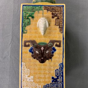Een Chinese celadon jardinière en een paar cong vazen met reliëfdecor, 19/20e eeuw — foto 31