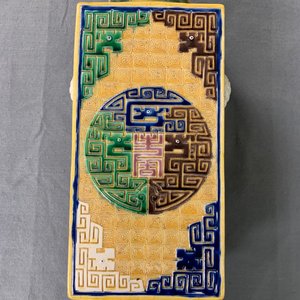 Een Chinese celadon jardinière en een paar cong vazen met reliëfdecor, 19/20e eeuw — foto 32