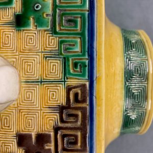 Een Chinese celadon jardinière en een paar cong vazen met reliëfdecor, 19/20e eeuw — foto 36
