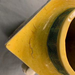 Een Chinese celadon jardinière en een paar cong vazen met reliëfdecor, 19/20e eeuw — foto 40