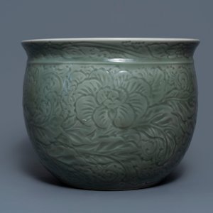 Een Chinese celadon jardinière en een paar cong vazen met reliëfdecor, 19/20e eeuw — foto 5