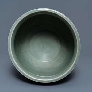 Een Chinese celadon jardinière en een paar cong vazen met reliëfdecor, 19/20e eeuw — foto 6