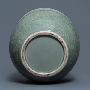 Een Chinese celadon jardinière en een paar cong vazen met reliëfdecor, 19/20e eeuw — foto 7