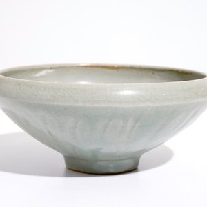 Een Chinese celadon kom met floraal onderglazuur decor, 19e eeuw — foto 1