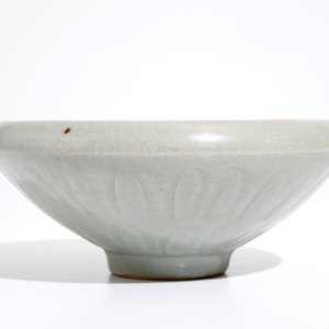 Een Chinese celadon kom met floraal onderglazuur decor, 19e eeuw — foto 3