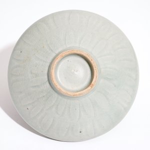 Een Chinese celadon kom met floraal onderglazuur decor, 19e eeuw — foto 7