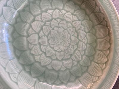 Een Chinese celadon 'lotus' schotel, Qianlong/Jiaqing — foto 2