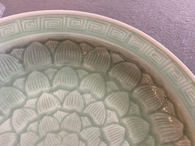Een Chinese celadon 'lotus' schotel, Qianlong/Jiaqing — foto 3