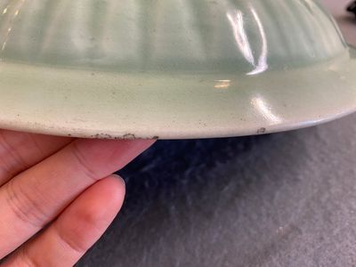 Een Chinese celadon 'lotus' schotel, Qianlong/Jiaqing — foto 6