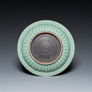 Een Chinese celadon 'lotus' schotel, Qianlong/Jiaqing — foto 2
