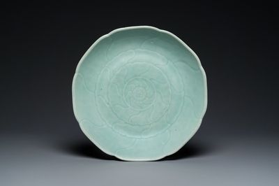 Een Chinese celadon 'lotus' schotel, Qianlong