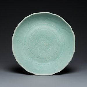 Een Chinese celadon 'lotus' schotel, Qianlong — foto 1