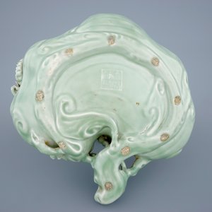Een Chinese celadon penselenwasser in de vorm van een lingzhi paddestoel, 19e eeuw — foto 8