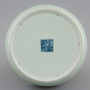 Een Chinese celadon penselenwasser, Qianlong merk en periode — foto 3