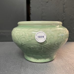 Een Chinese celadon pot met floraal decor, Chenghua merk, Qianlong — foto 7