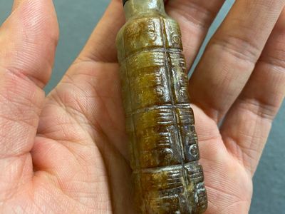 Een Chinese celadon-roest jade 'cong' snuiffles, wellicht Qing — foto 12