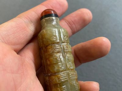 Een Chinese celadon-roest jade 'cong' snuiffles, wellicht Qing — foto 15