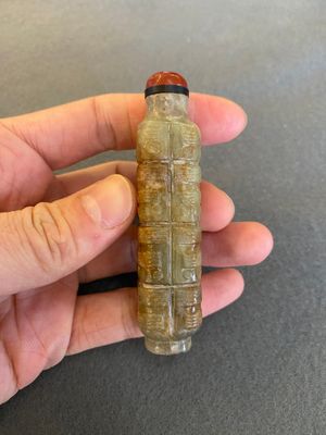 Een Chinese celadon-roest jade 'cong' snuiffles, wellicht Qing — foto 2