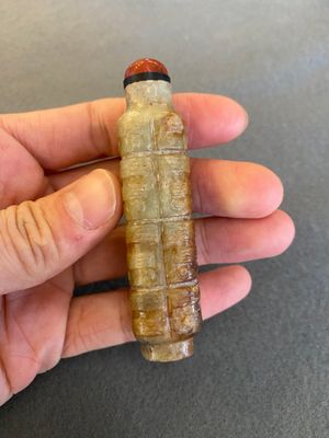 Een Chinese celadon-roest jade 'cong' snuiffles, wellicht Qing — foto 3