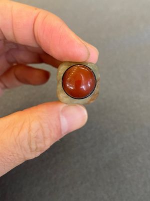 Een Chinese celadon-roest jade 'cong' snuiffles, wellicht Qing — foto 5