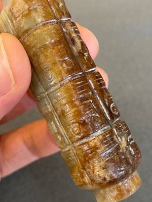 Een Chinese celadon-roest jade 'cong' snuiffles, wellicht Qing — foto 6