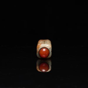 Een Chinese celadon-roest jade 'cong' snuiffles, wellicht Qing — foto 6