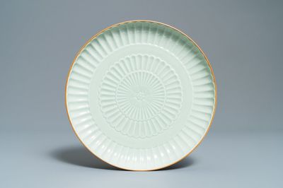 Een Chinese celadon schotel in de vorm van een chrysant, Jingdezhen, gedat. 1954