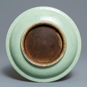 Een Chinese celadon schotel met blauwwitte landschapsmedaillons, 18/19e eeuw — foto 2