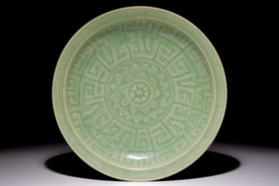Een Chinese celadon schotel met floraal onderglazuur decor, 19e eeuw