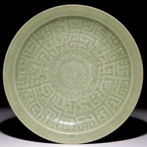 Een Chinese celadon schotel met floraal onderglazuur decor, 19e eeuw — foto 1