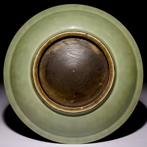 Een Chinese celadon schotel met floraal onderglazuur decor, 19e eeuw — foto 2