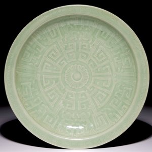Een Chinese celadon schotel met floraal onderglazuur decor, 19e eeuw — foto 1