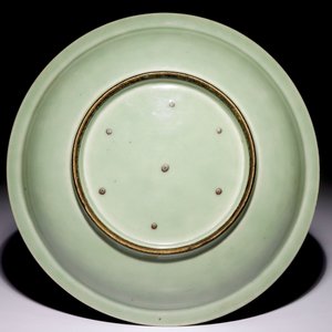 Een Chinese celadon schotel met floraal onderglazuur decor, 19e eeuw — foto 2