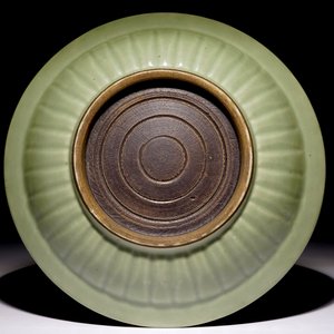 Een Chinese celadon schotel met floraal onderglazuur decor, 19e eeuw — foto 2