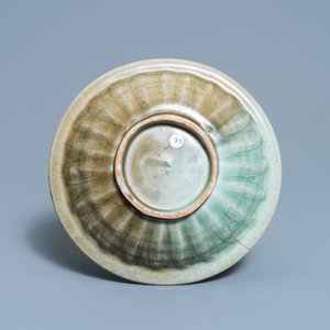 Een Chinese celadon schotel met twee vissen, Song/Yuan — foto 2