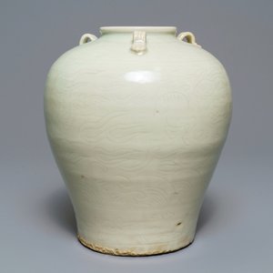 Een Chinese celadon Swatow pot met onderglazuur decor, Ming — foto 3