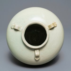 Een Chinese celadon Swatow pot met onderglazuur decor, Ming — foto 4