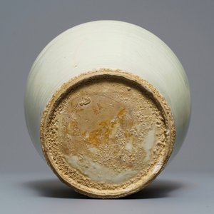 Een Chinese celadon Swatow pot met onderglazuur decor, Ming — foto 5
