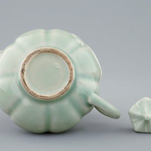Een Chinese celadon theepot in de vorm van een pompoen, 19/20th C. — foto 3