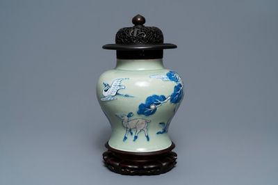 Een Chinese celadon vaas met blauw-wit en onderglazuur rood decor, Kangxi