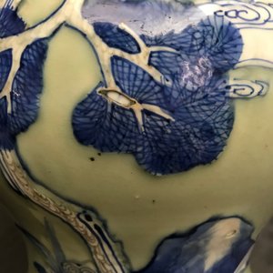 Een Chinese celadon vaas met blauw-wit en onderglazuur rood decor, Kangxi — foto 11
