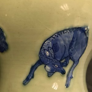 Een Chinese celadon vaas met blauw-wit en onderglazuur rood decor, Kangxi — foto 15